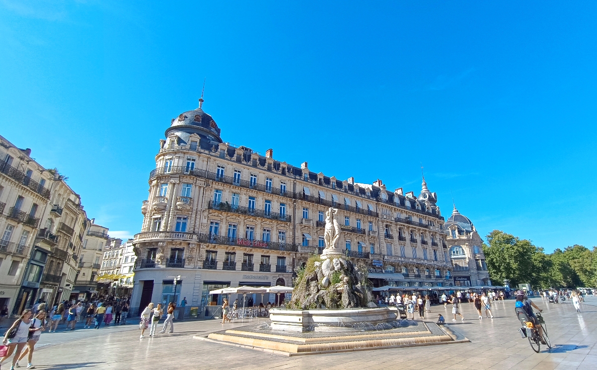 Place comédie Montpellier bâtiments et fontaine