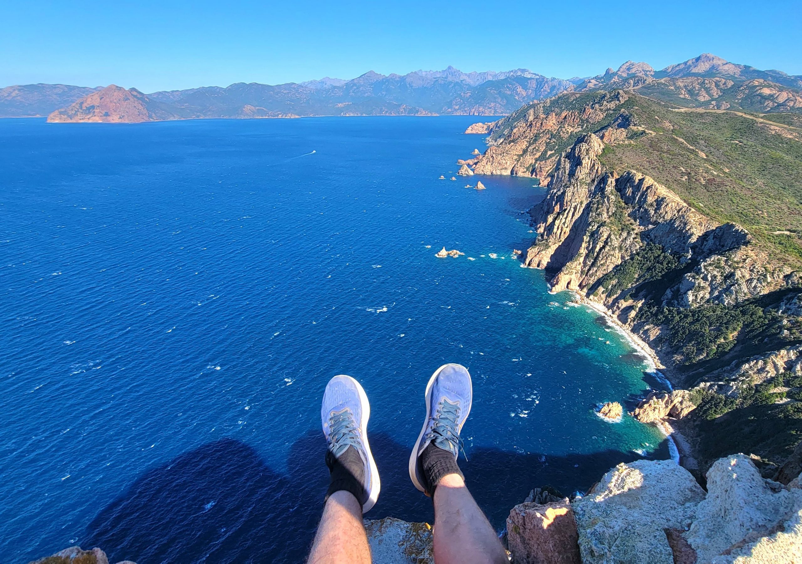 Panorama pieds dans le vide Capo Rosso