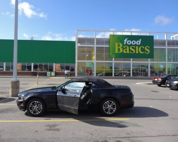 nuit sur le parking d'un supermarché Ford Mustang