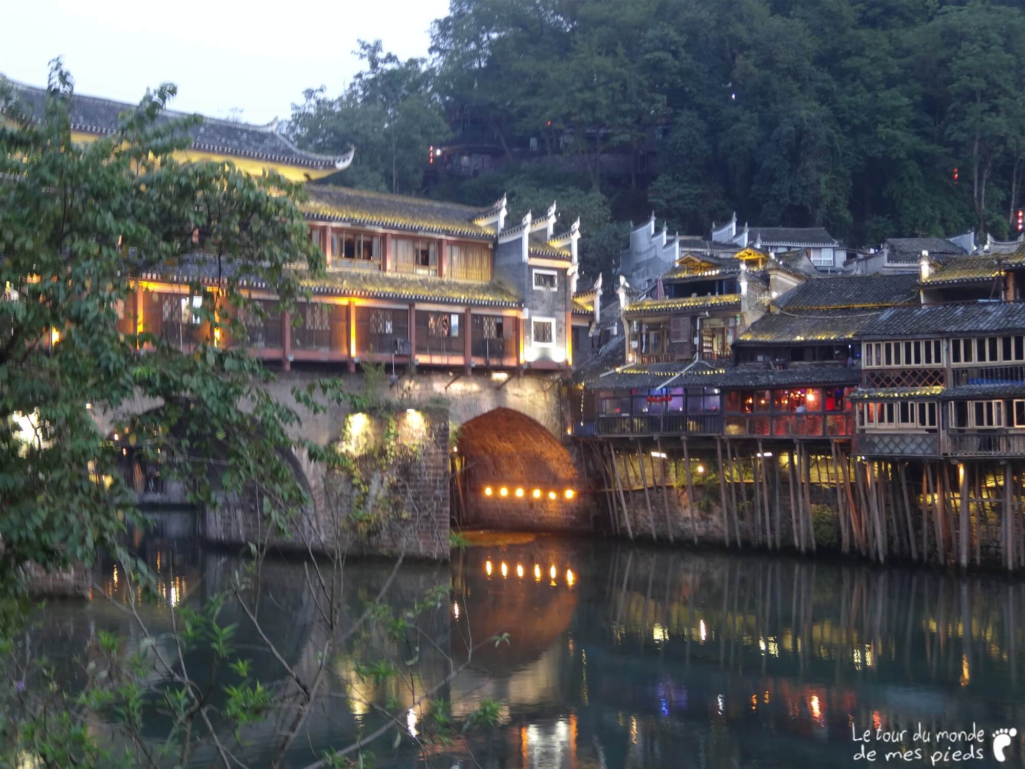 Fenghuang de nuit