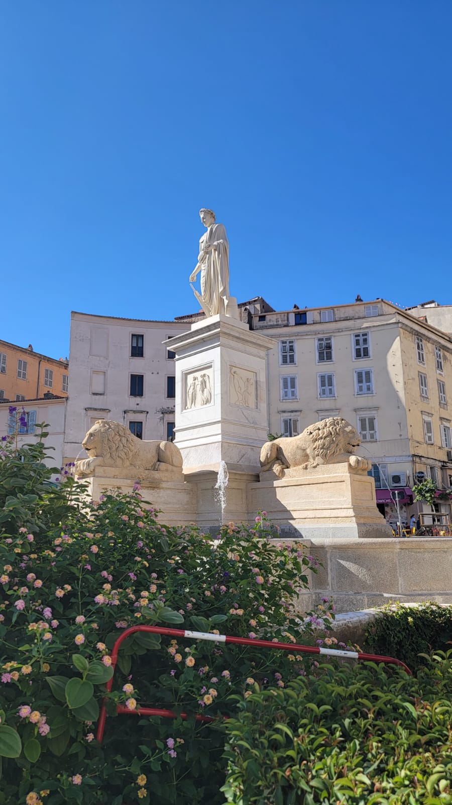 statue de Napoléon Bonaparte en consul romain sur la place Foch