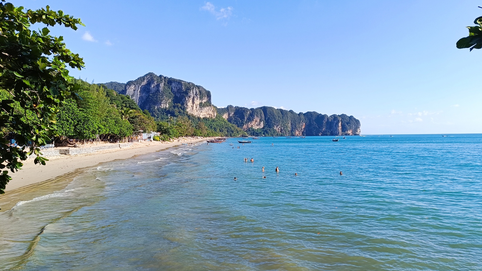 Panorama au bout de la plage d'Ao Nang