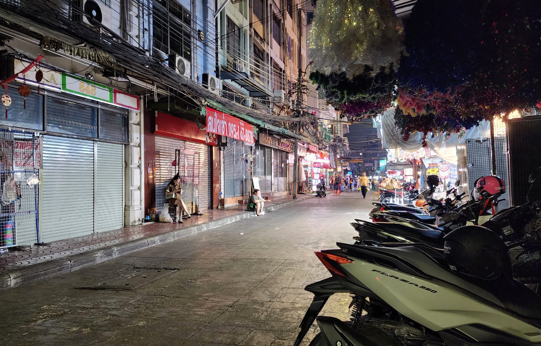 Rue vide de nuit à Bangkok 