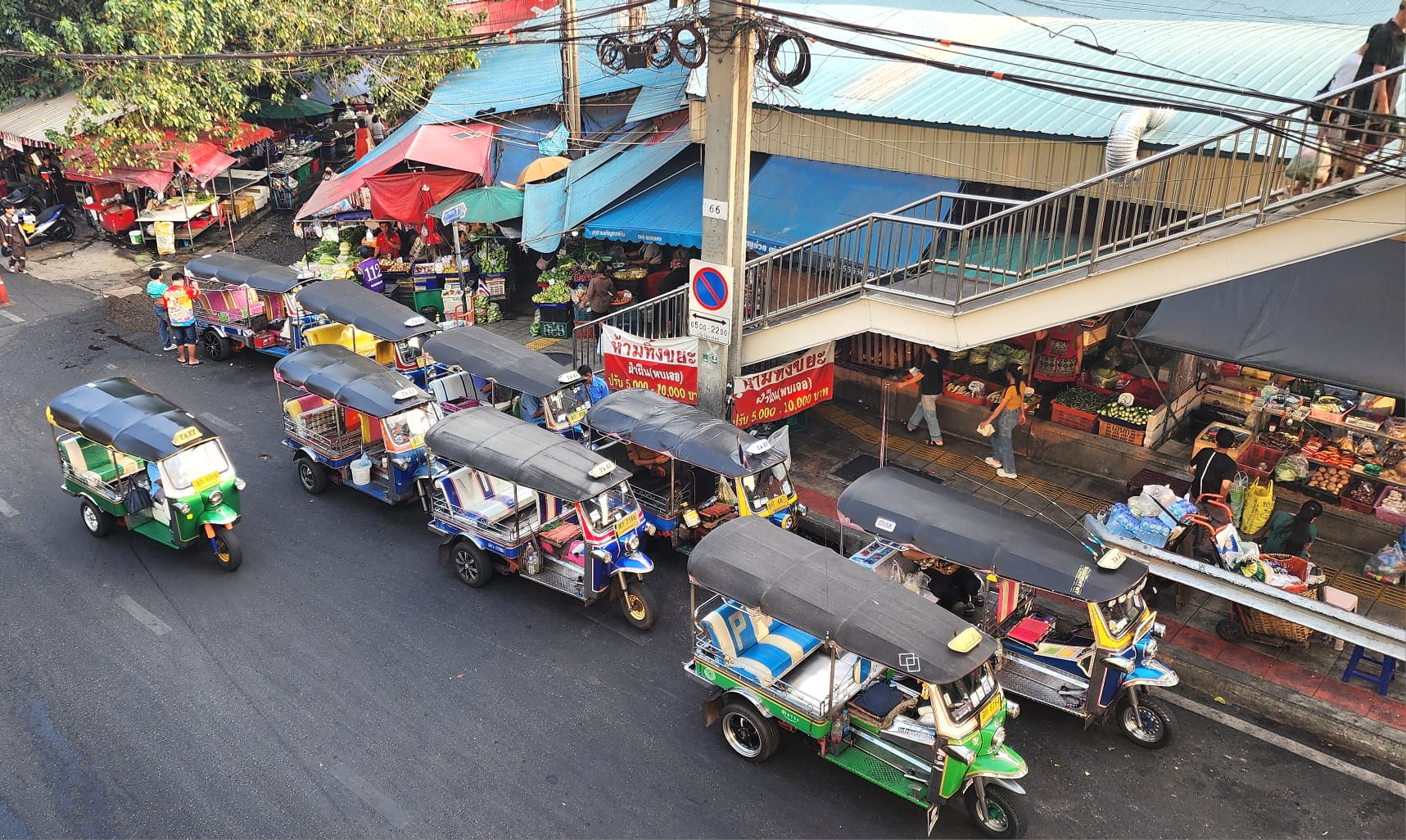 Tuk-tuk vue d'en haut passerelle Bangkok