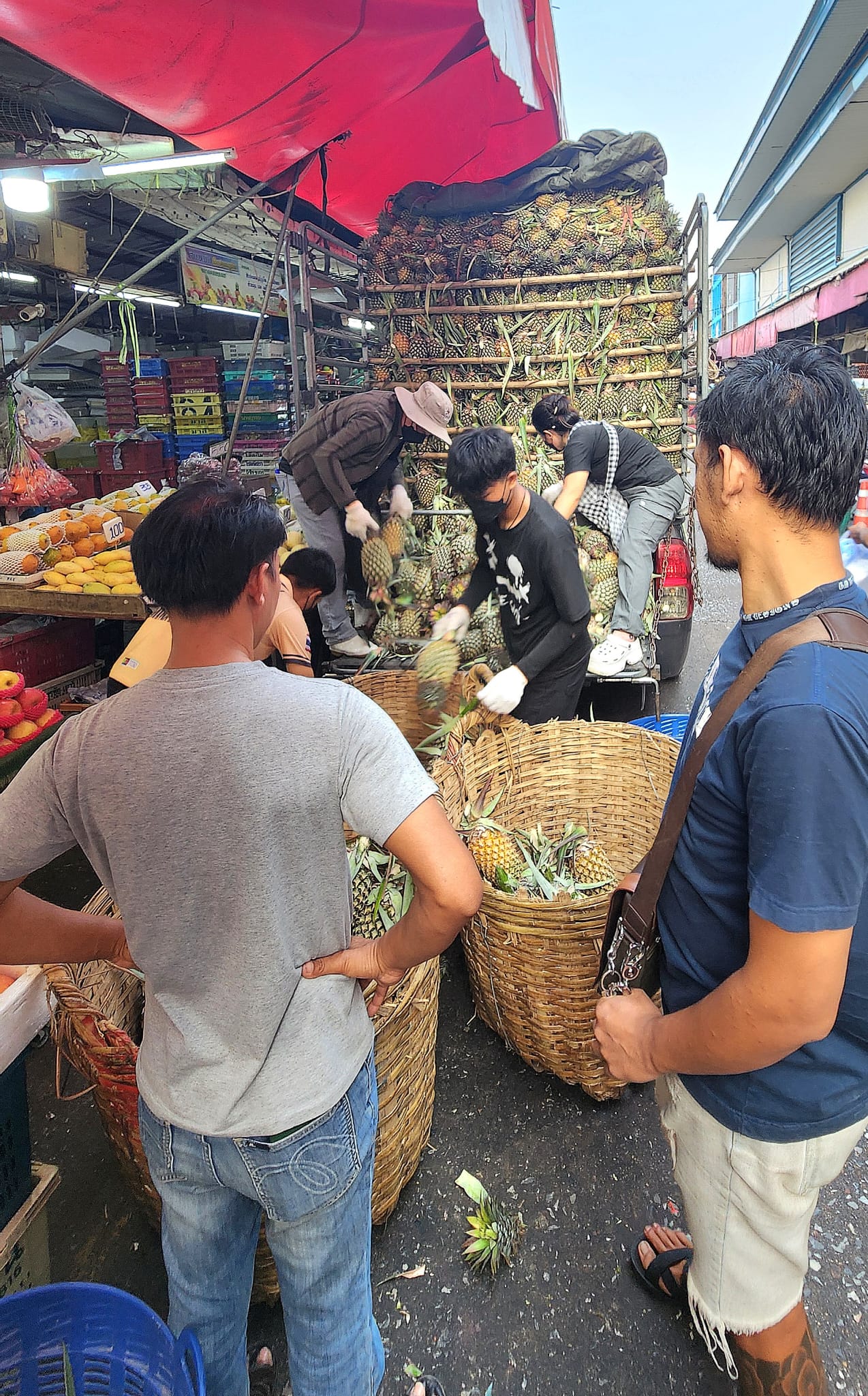 Voiture ananas et marché Bangkok