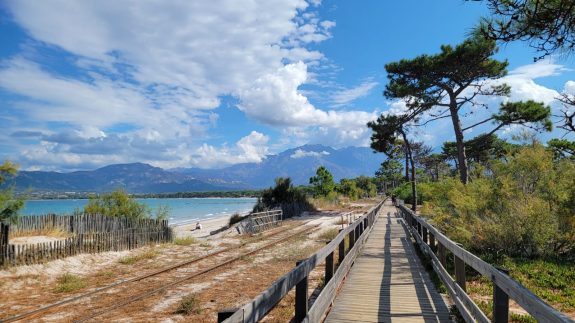 Calvi promenade en bois et vue mer
