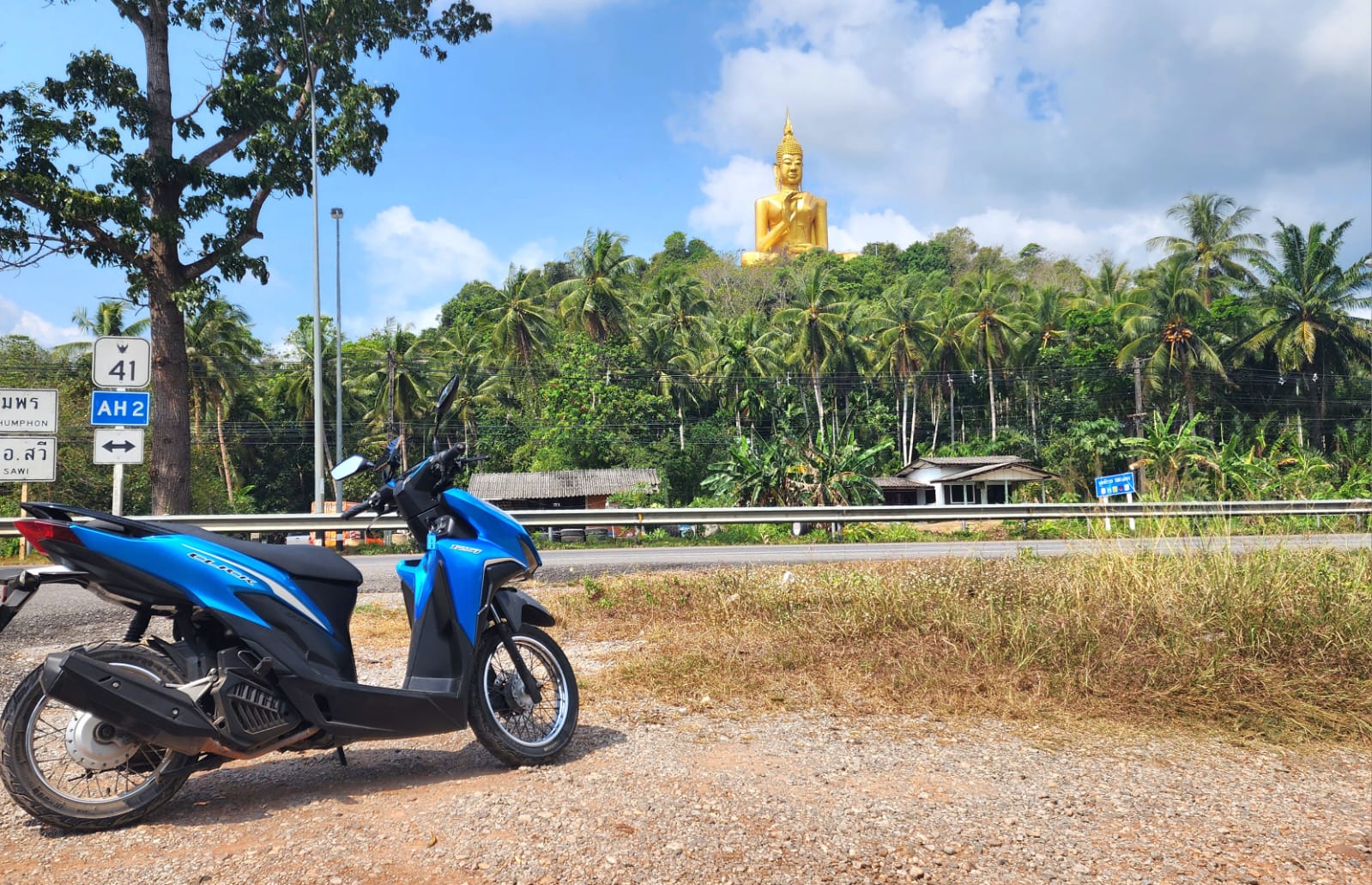 Bouddha géant de Phra Yai au loin
