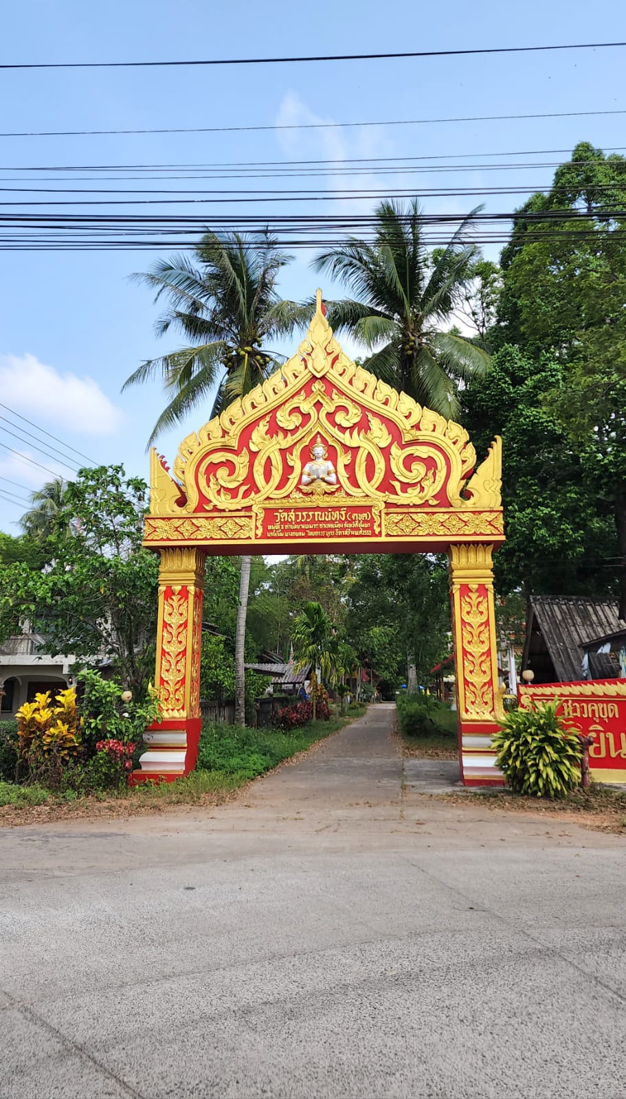 Wat Suwan Nathi arche d'entrée temple