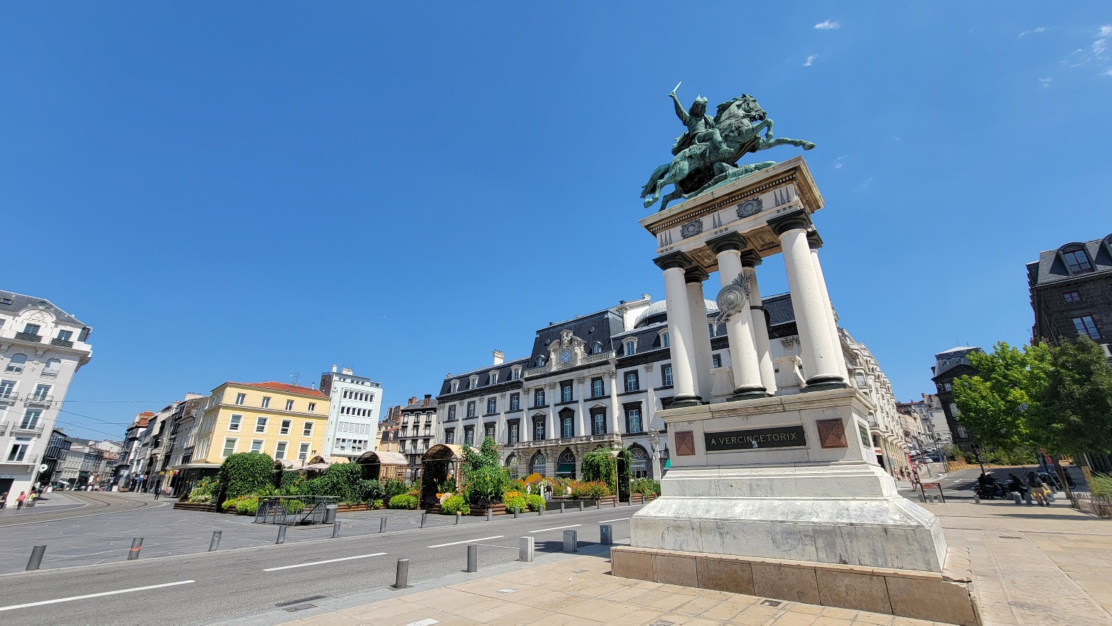Place Jaude statue Vercingétorix Clermont Ferrand