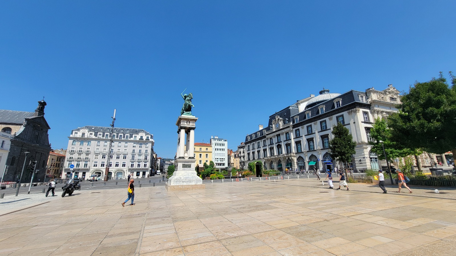 Clermont-11 Place de Jaude grand angle Clermont Ferrand