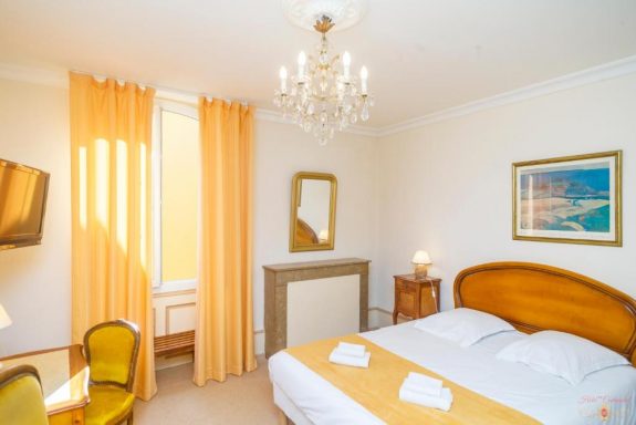 Chambre jaune Hôtel Continental Evian les bains