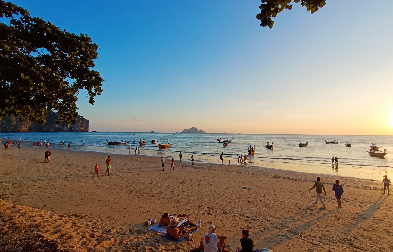 Coucher de soleil sur la plage à Ao Nang