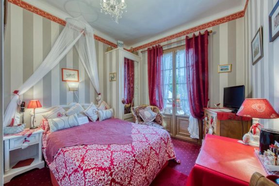 Chambre rouge Hôtel Les Cygnes Evian les Bains