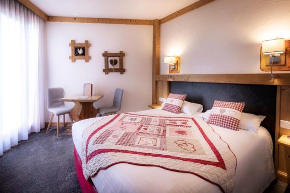 Chambre esprit chalet hôtel le Littoral Evian les bains