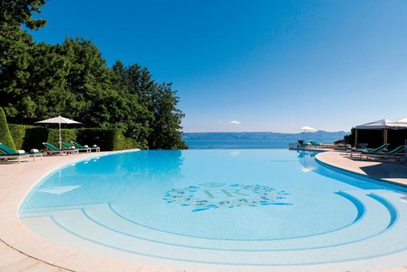 piscine à débordement lac Léman hôtel Royal Palace