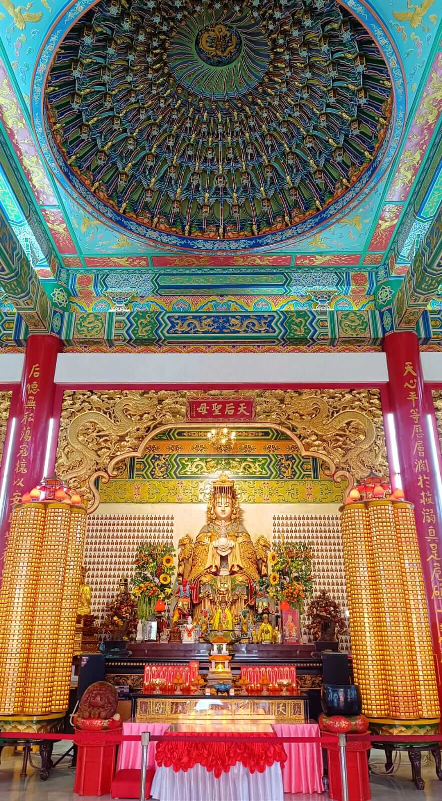 Intérieur temple Thean Hou