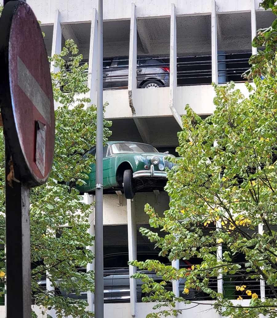 La voiture qui tombe du parking à Bordeaux