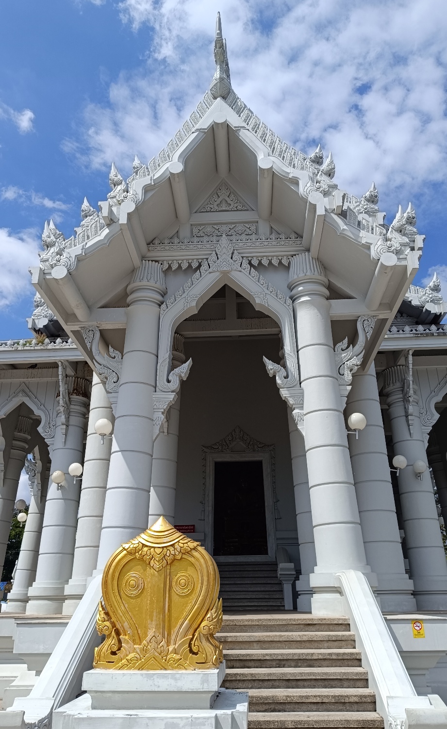 Temple extérieur blanc Krabi Wat Kaeo Korawaram