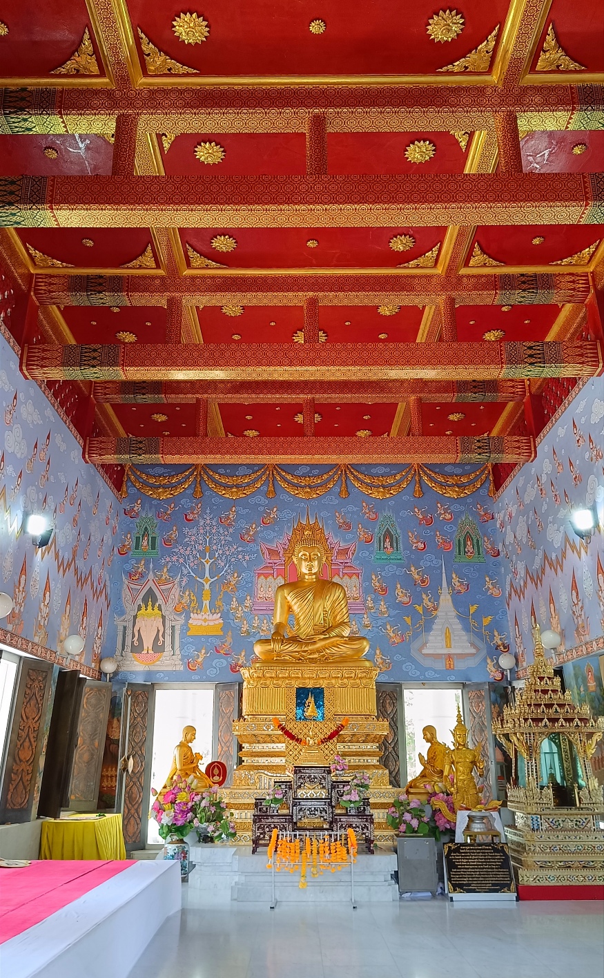 Intérieur temple blanc Krabi Wat Kaeo Korawaram 