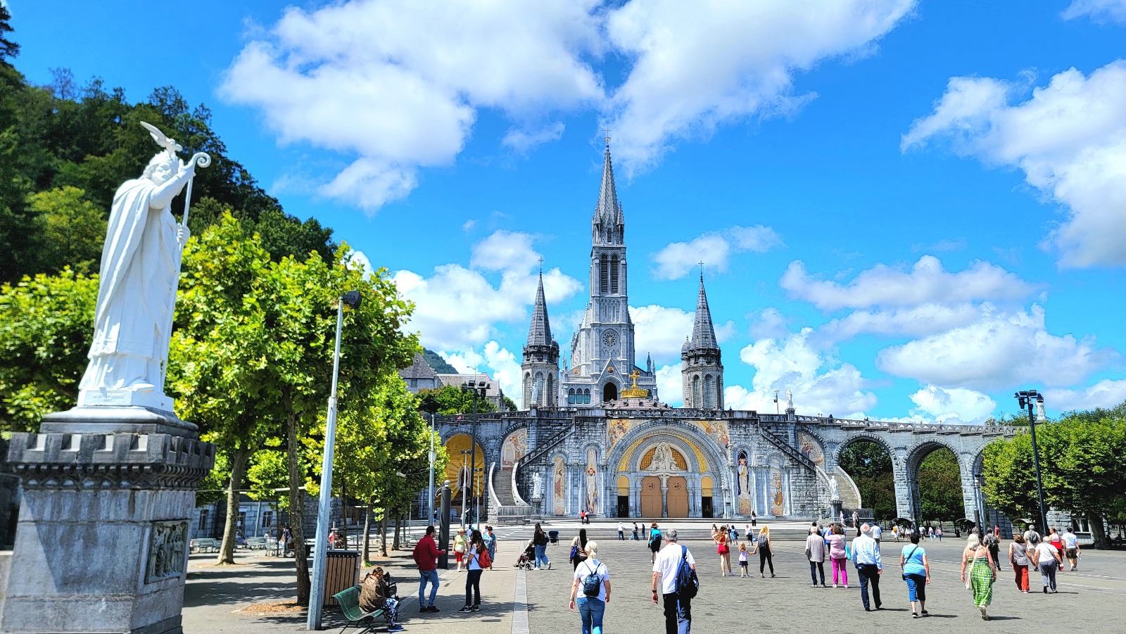 Lourdes-1 Lourdes Panorama basilique et statue