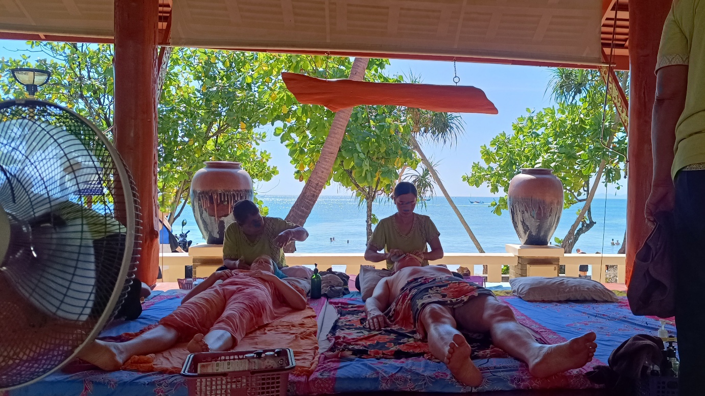 Massage thaï au bord de la plage à Ao Nang Krabi