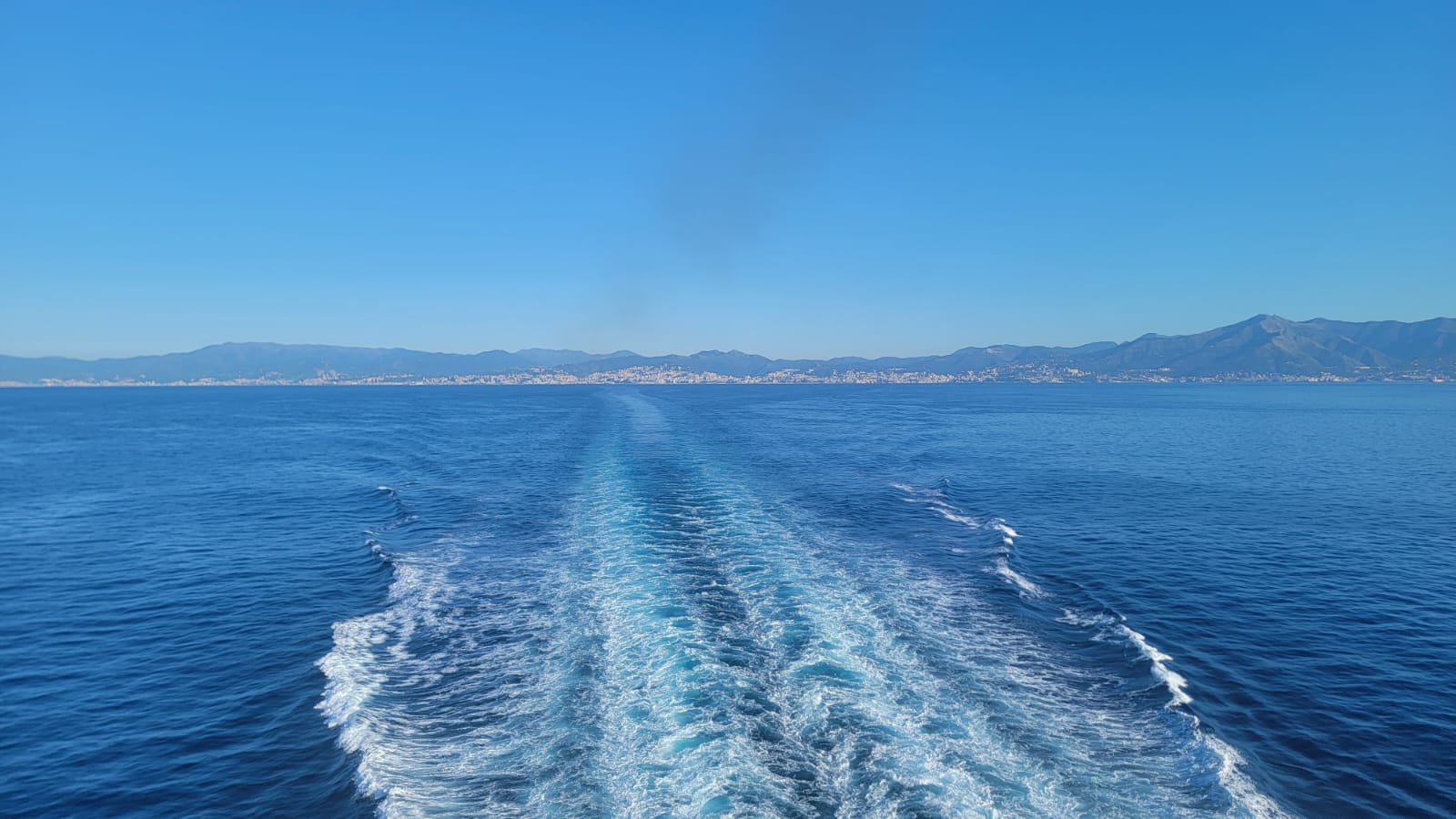 Ferry panorama sur la mer en direction de la Corse
