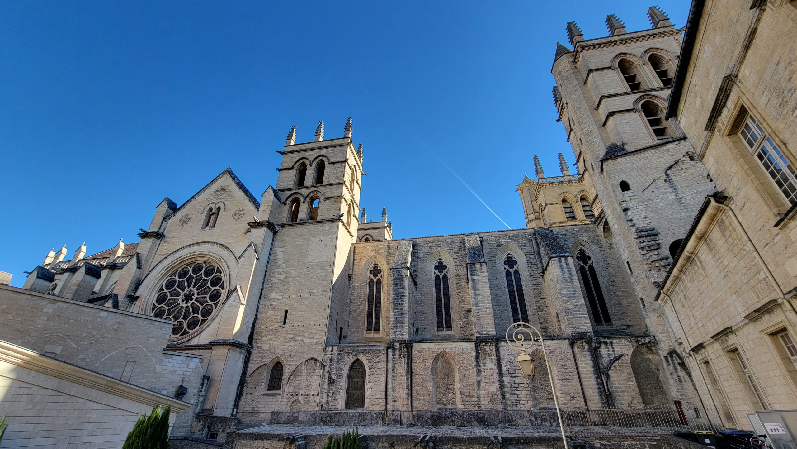 Extérieur cathédrale Montpellier depuis la faculté de médecine 