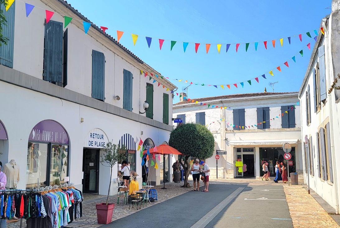 saint pierre d'oléron rue piétonne boutiques souvenirs 