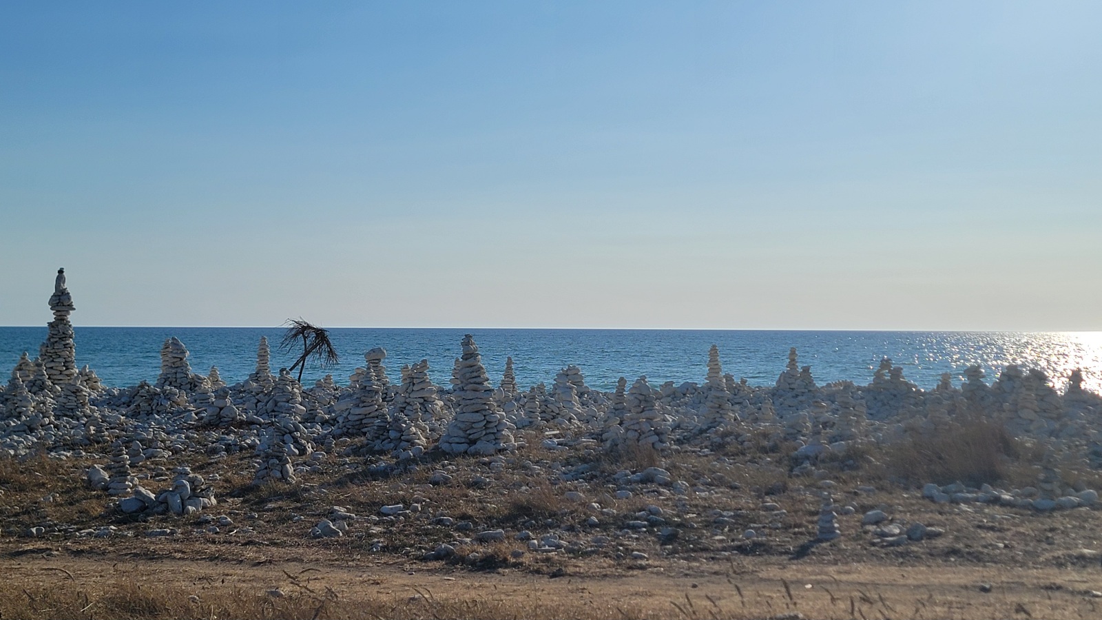 plage galets dressés empilés 