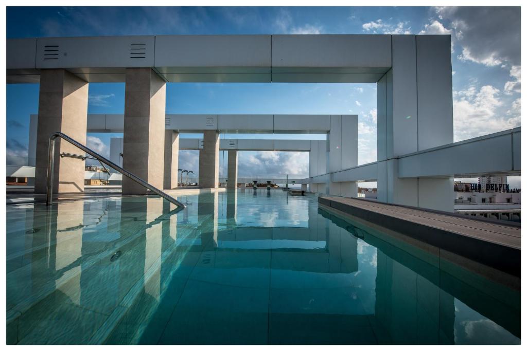 piscine sur le toit Hotel Olympus Palace