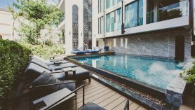 Hôtel piscine Chiang Mai transat