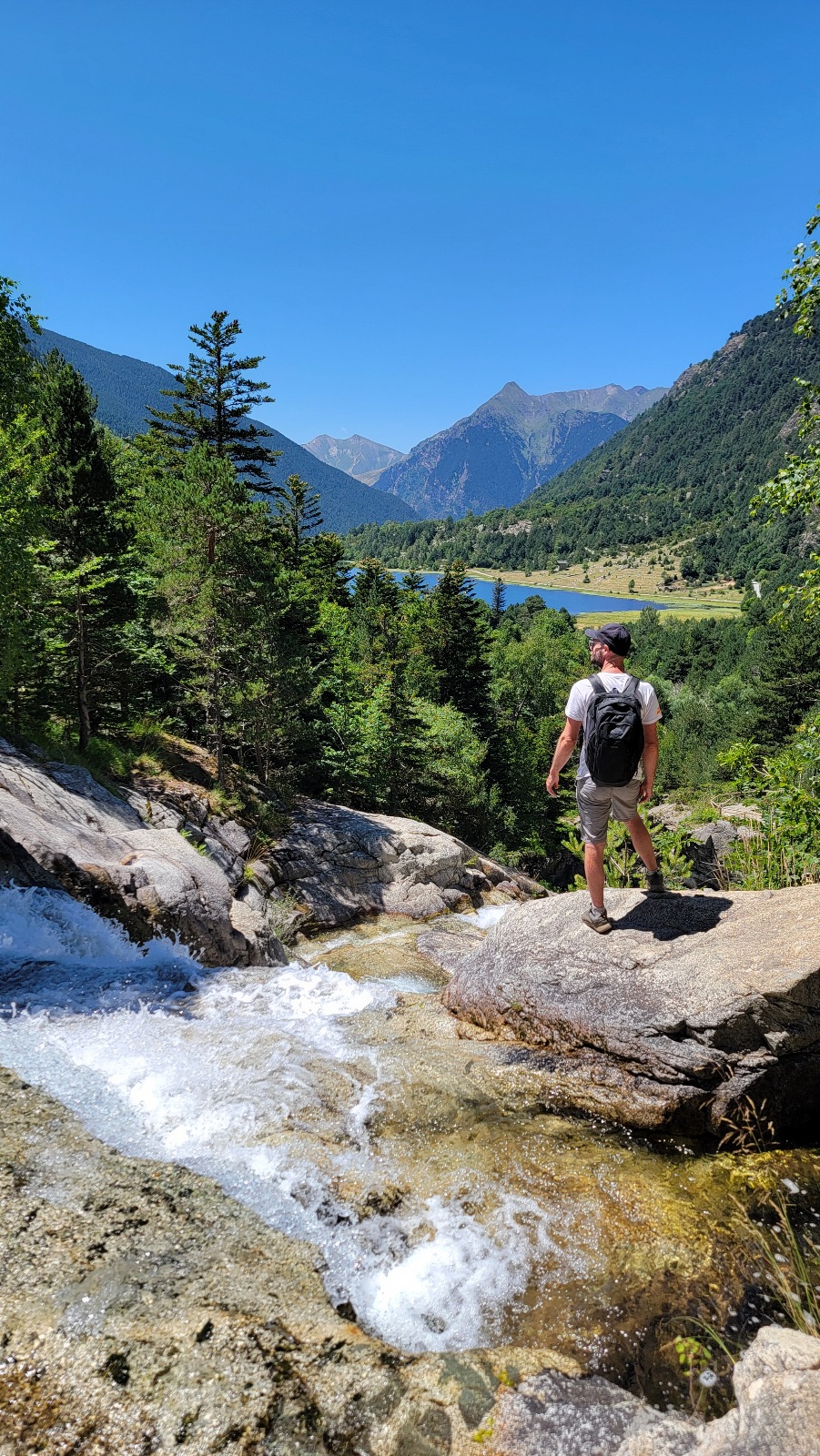 Parc national d'Aigüestortes et lac saint maurice Espagne mirador point de vue randonnée marche cascade eau rocher montagne forêt