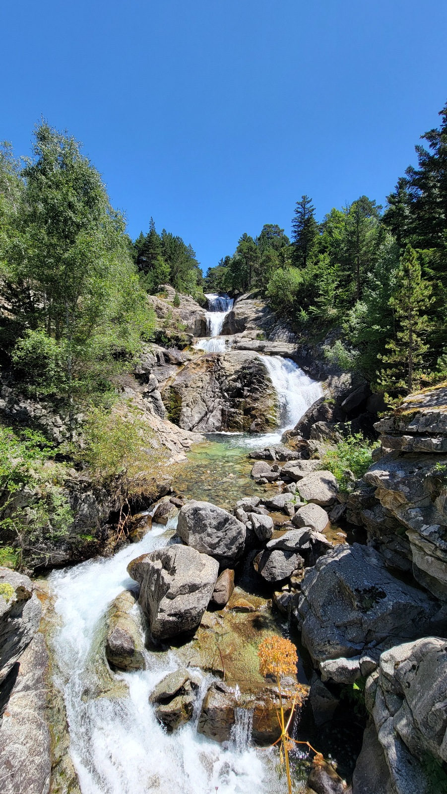Parc national d'Aigüestortes et lac saint maurice Espagne mirador point de vue randonnée marche cascade chutte eau montagne forêt