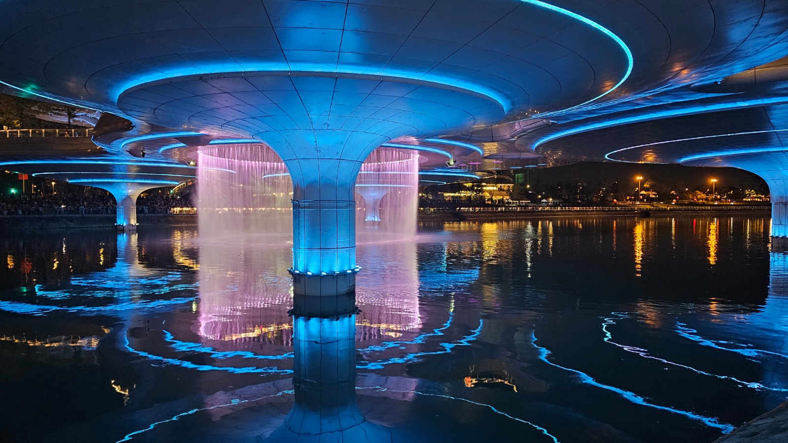 Pont moderne avec cascades et illuminations à Chengdu