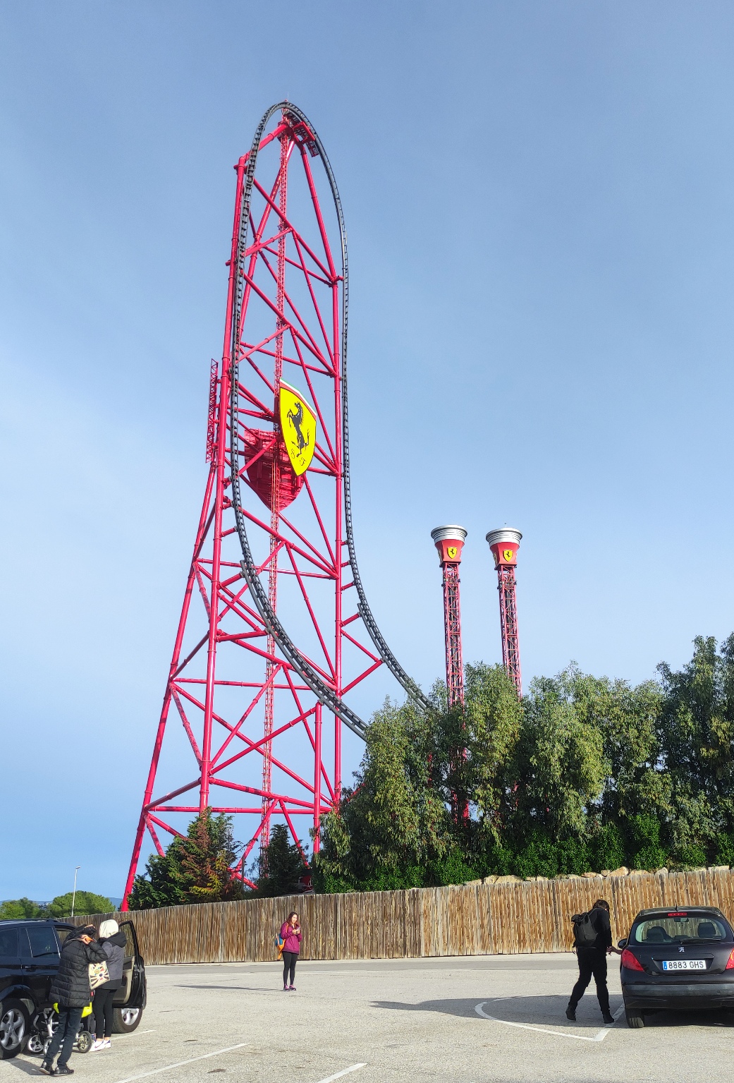 L'attraction Red Force vu depuis le parking
