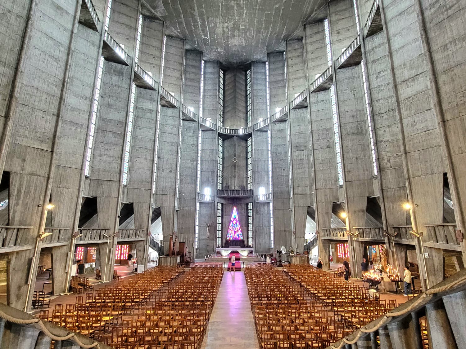 Intérieur cathédrale Royan