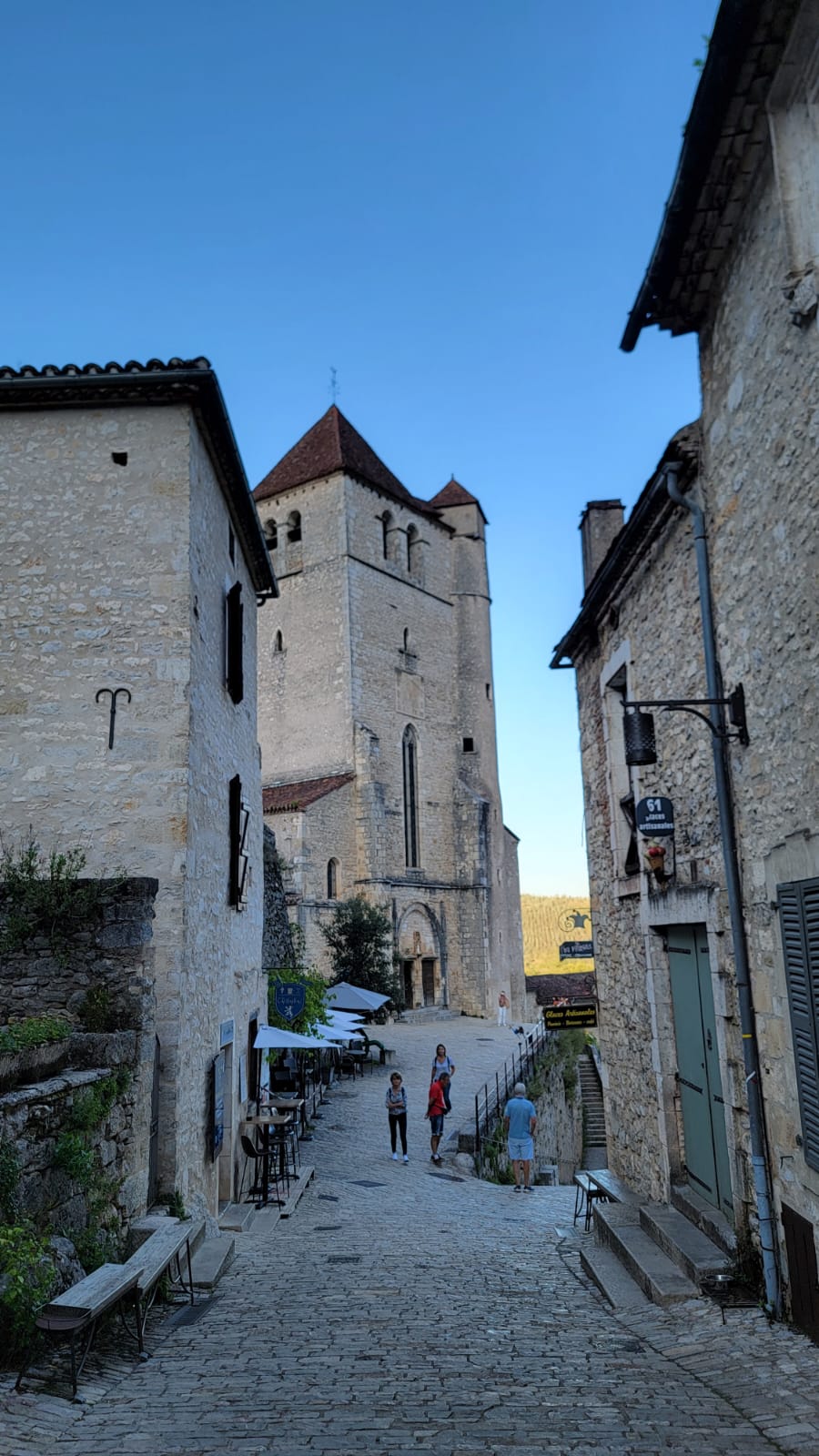 Vue sur l'église Saint-Cirq-Lapopie depuis une rue