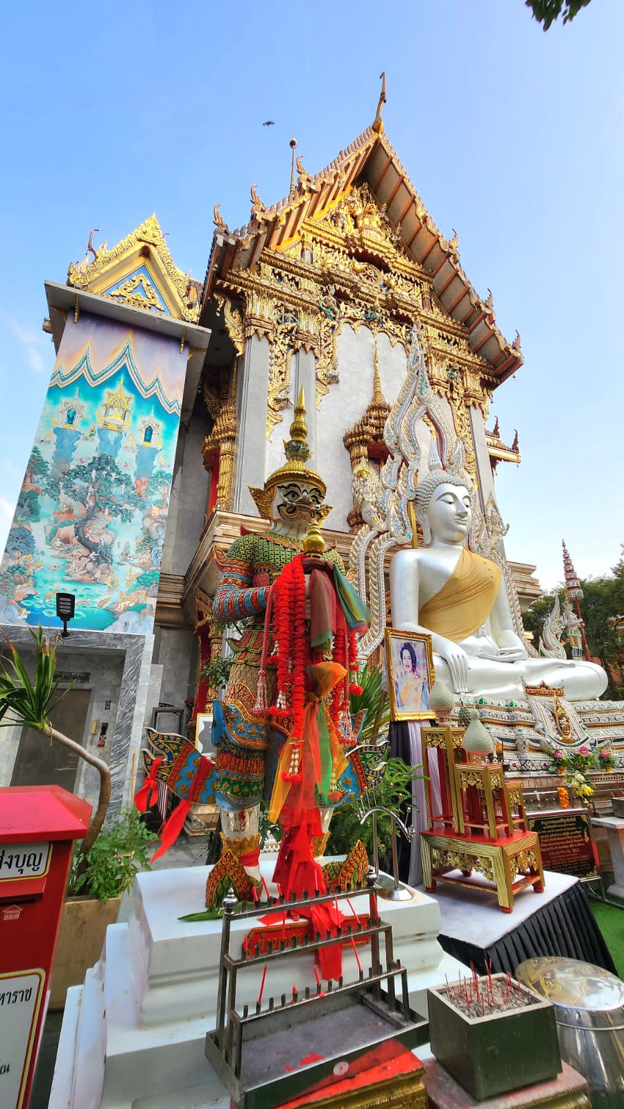 Statues Wat Suthiwararam