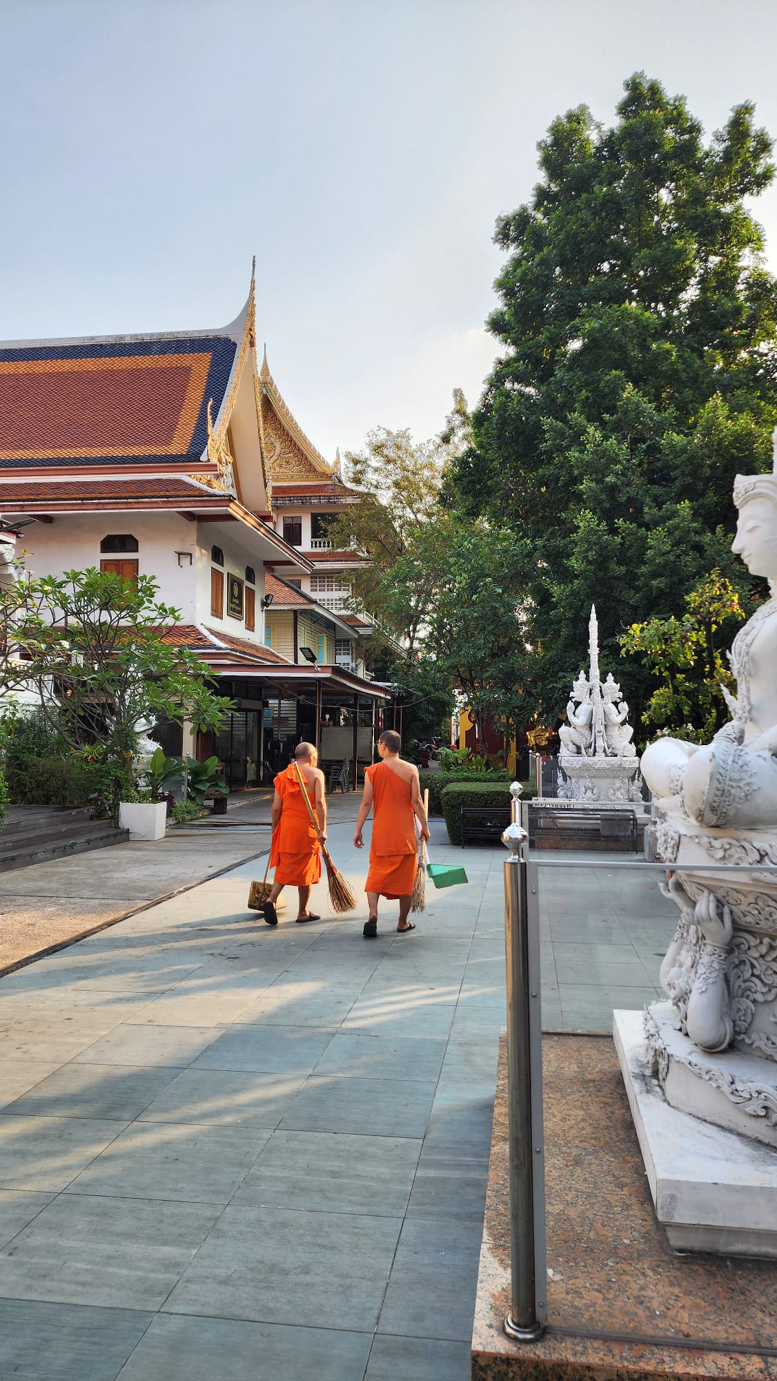 Dans le temple Wat Suthiwararam