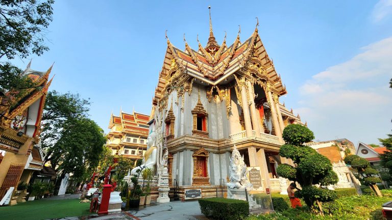 C’est l’un des plus beaux temples de Bangkok et pourtant aucun touriste ne le visite