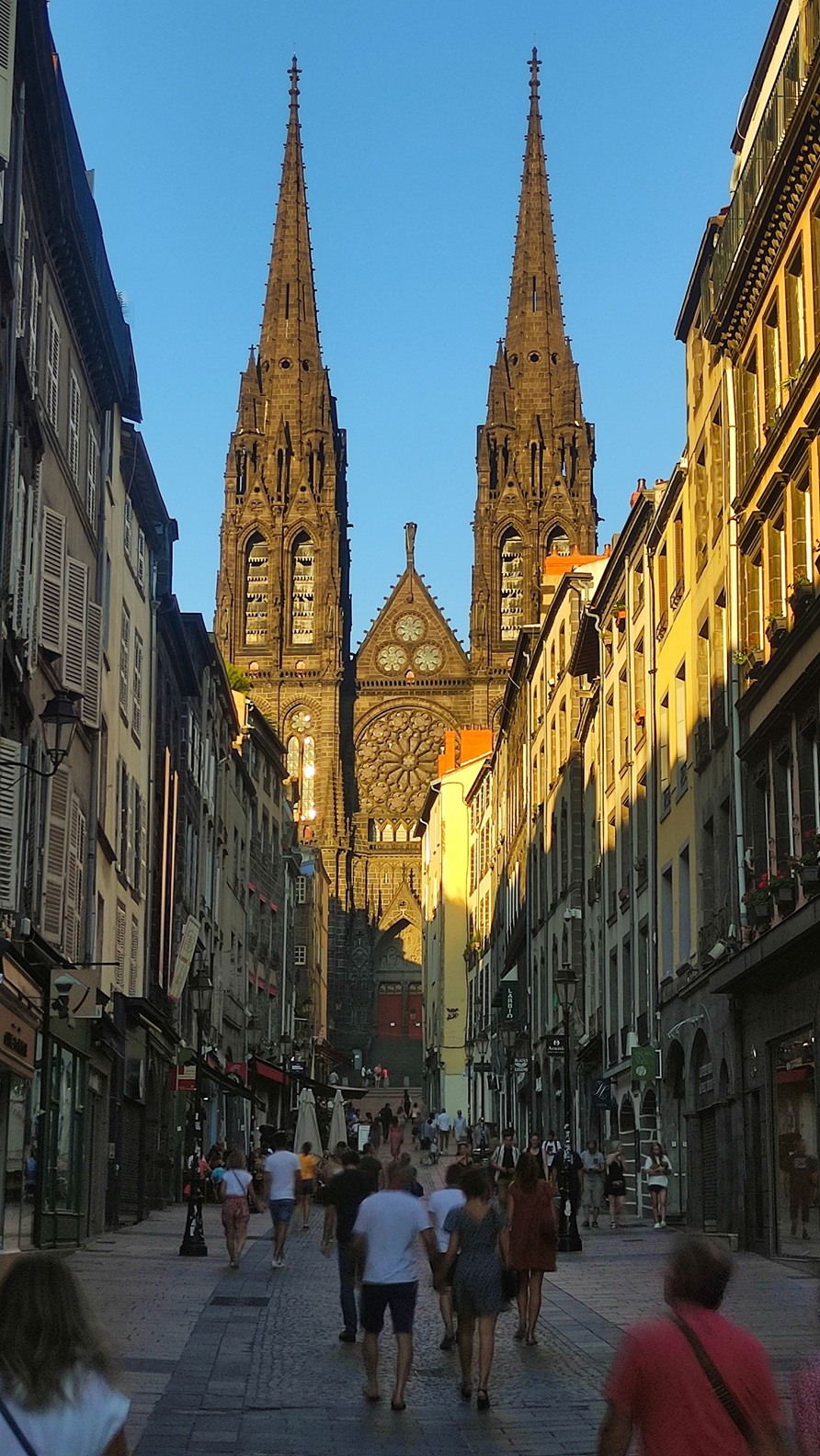 Cathédrale Clermont Ferrand depuis la rue
