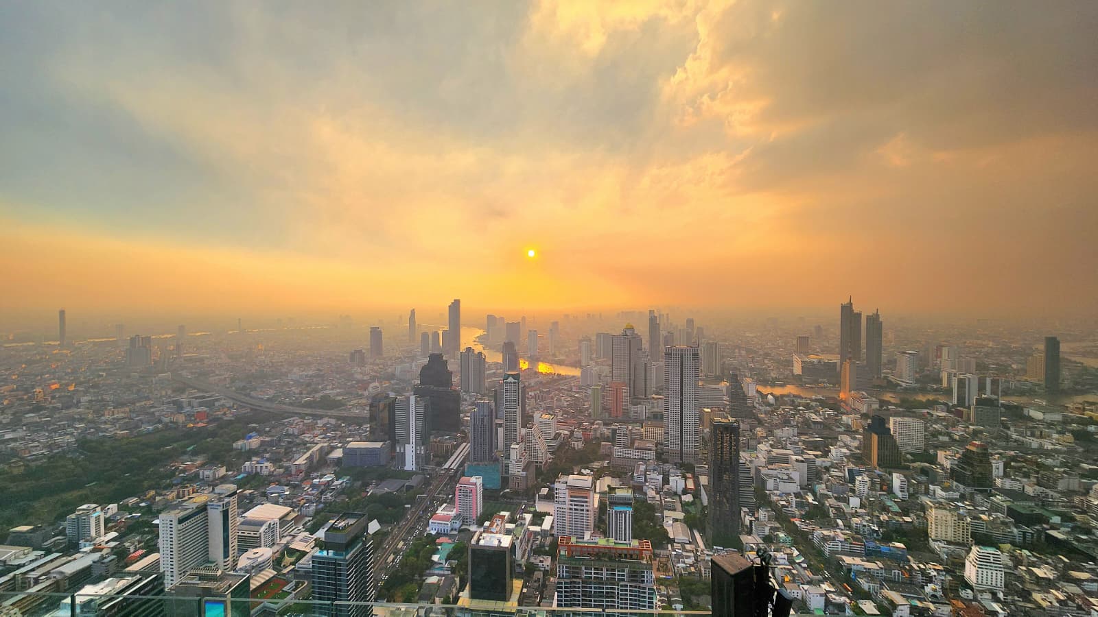 Panorama Bangkok coucher de soleil sommet de la King Power Mahanakhon 