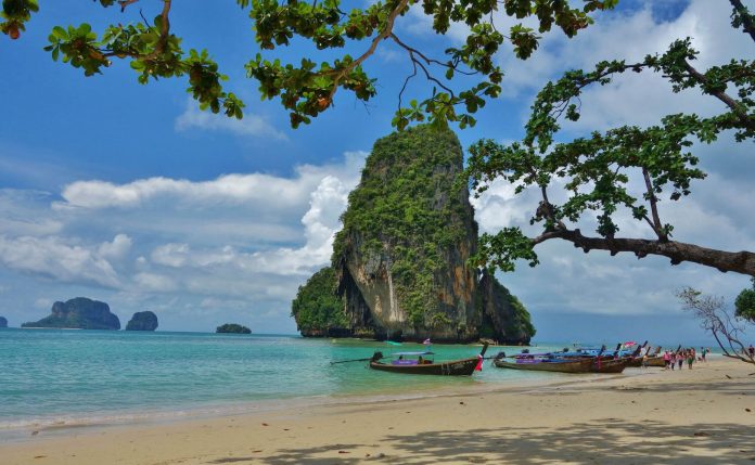 plage-thaï Railay beach Panorama avec bateaux typiques