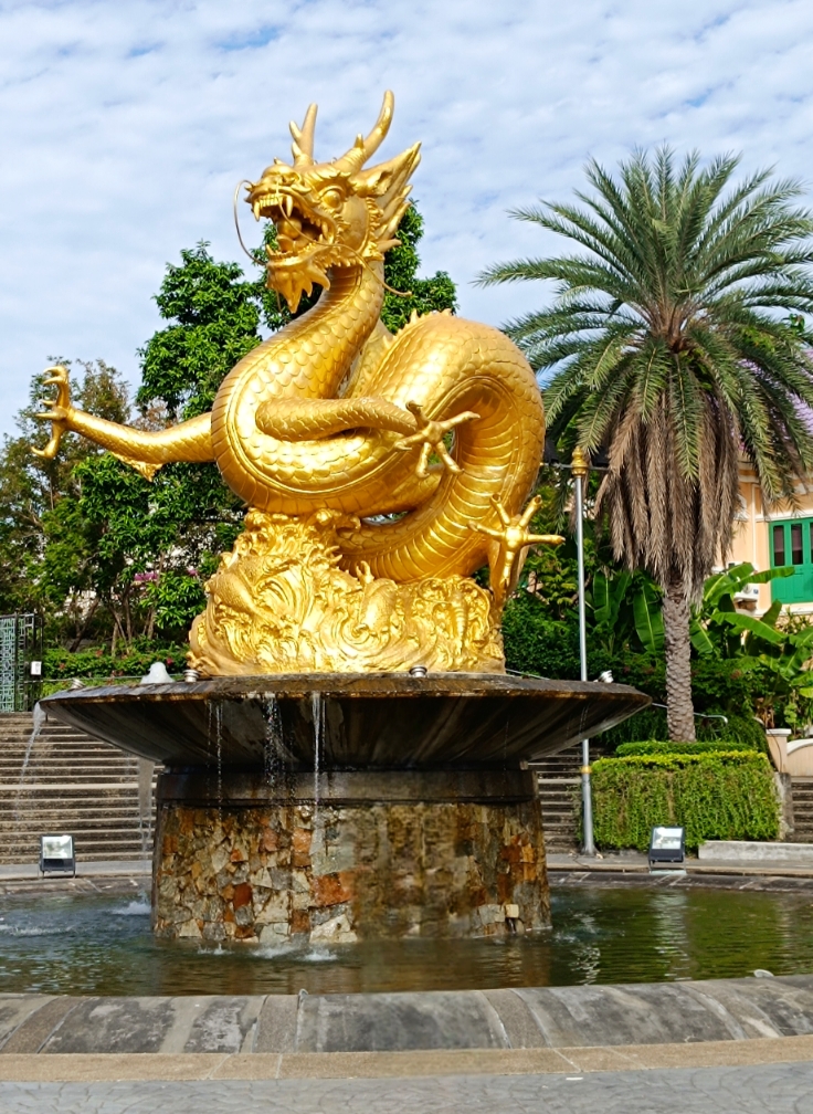 Statue dragon doré Phuket Old Town