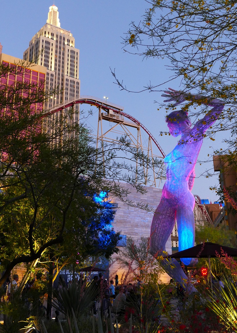 Bliss Dance Statue nuit